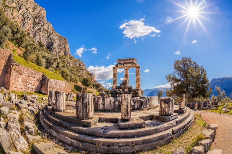 DE NAFPAKTOS AO ORÁCULO DE DELFOS