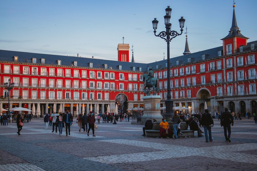 KNOWING MADRID