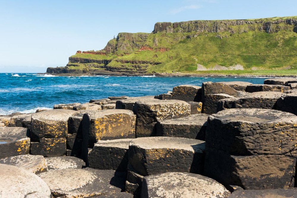 DE LA CALZADA DEL GIGANTE A SLIGO, ENTRE LEYENDAS Y LITERATURA