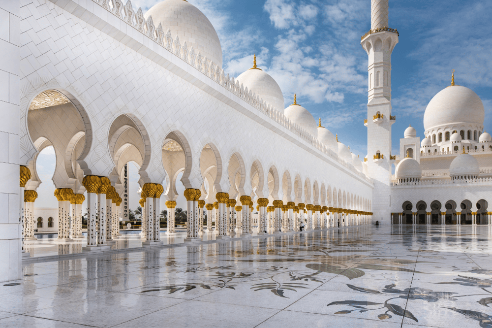 ABU DHABI: ÁRBOLES DE PALMA, COCHES RÁPIDOS ¡Y ORO!