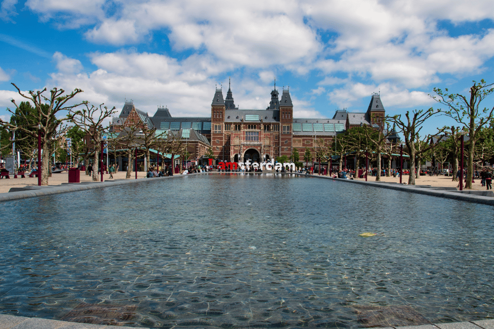 DISCOVERING AMSTERDAM & ITS CORNERS