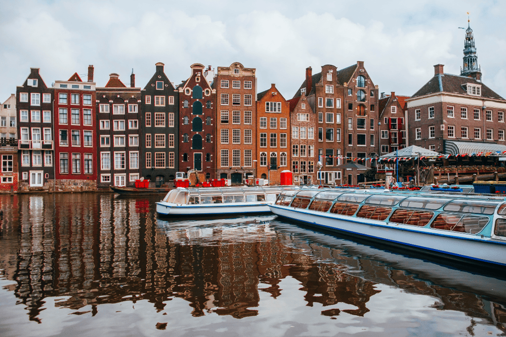 DUTCH HISTORY, ARQUITECTURE AND MODERNITY