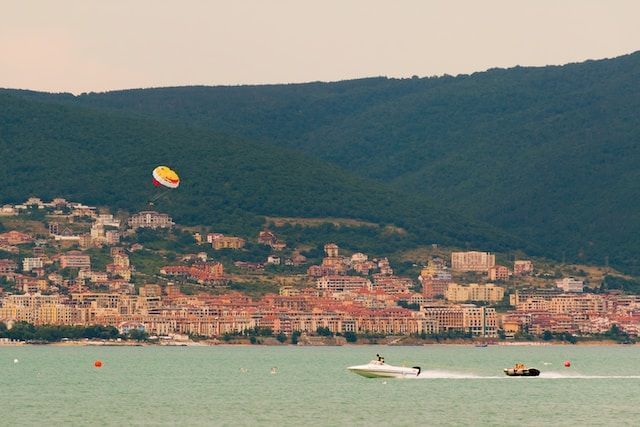 Playa, ciudad y colinas de Nessebar, Bulgaria
