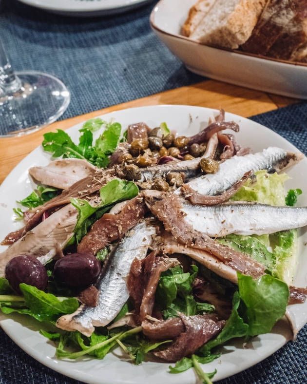 Ensalada de hojas verdes y pescado