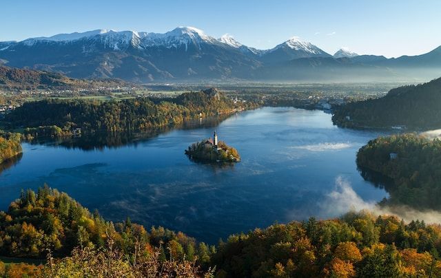 Lago Bled con paisaje de montaña
