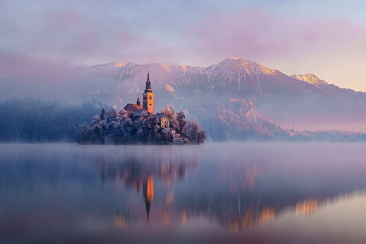 Foto de la isla de Bled y paisaje invernal