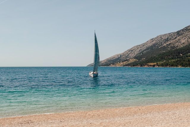Bote en la orilla del mar