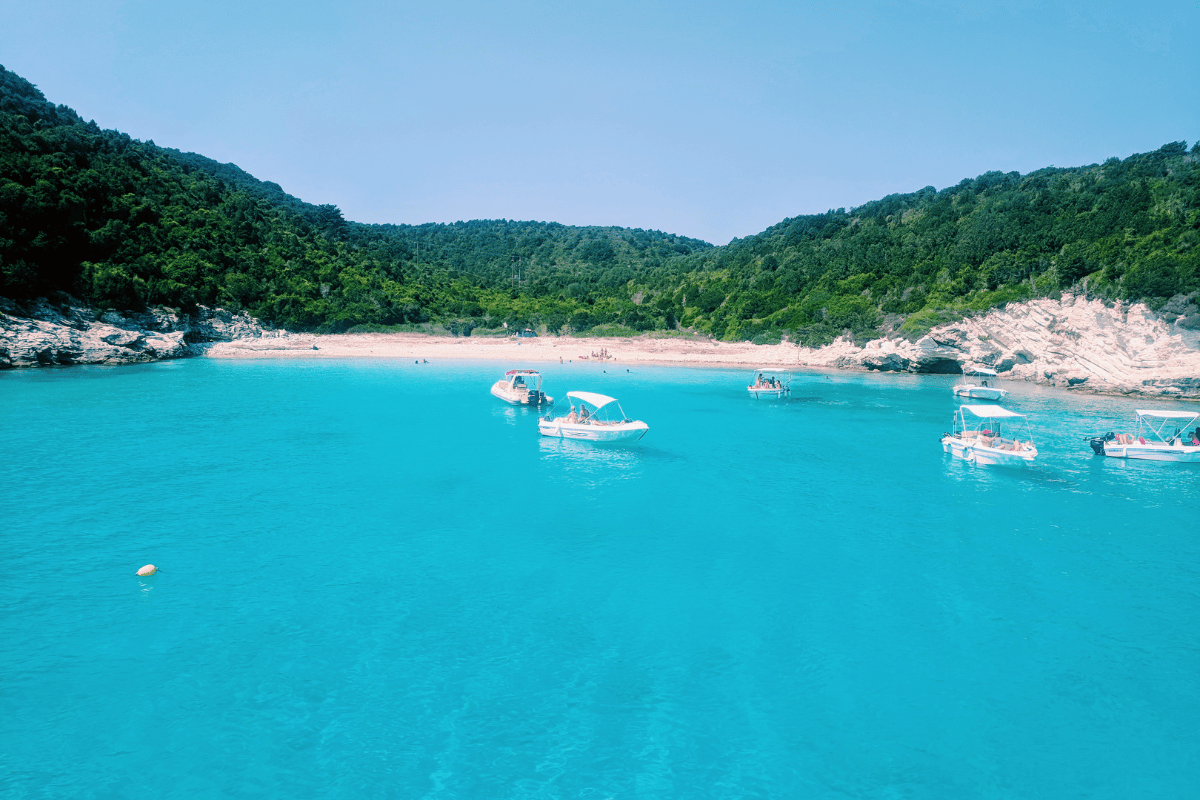PAXOS, ANTIPAXOS E CAVERNAS AZUIS DE COR